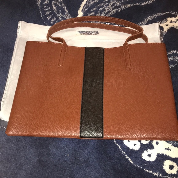 Vince Camuto Handbags - Vince Camuto vegan leather tote